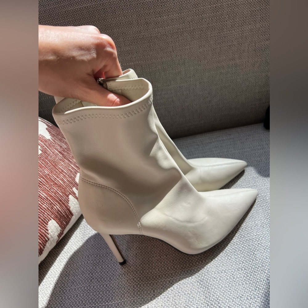 Zara size 38 white heeled booties
